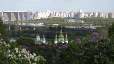 Kiev 'in panoramik bir manzarası, St Sophias Katedrali de dahil olmak üzere sayısız bina, kilise ve katedralle geniş bir şehir manzarasını gözler önüne seriyor.