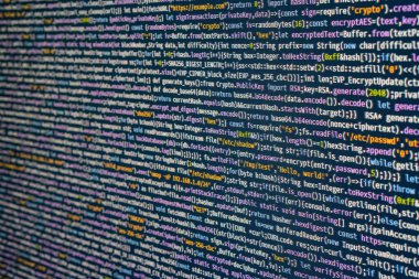 Bir bilgisayar ekranındaki karmaşık bir kodun dijital kodlama çalışmasının karmaşık doğasını vurgulayan yakın plan görüntüsü