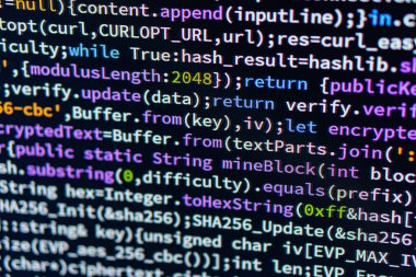 Vurgulanmış fonksiyonları ile JavaScript kodunu gösteren odaklanmış bir bilgisayar ekranının yakın görüntüsü, alanın derinliği orta zemindeki okunabilir metne baktığı izlenimi yaratır.