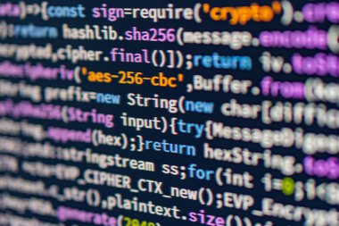Arka ışıklandırılmış bilgisayar ekranındaki statik Python kodunun yakın görüntüsü