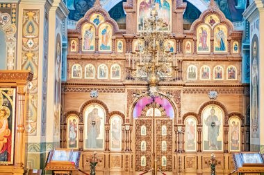 Sunak, ikonostazlar, haçlar, süslemeler ve bastırılmış ışıklandırmaların yer aldığı bir Hıristiyan kilisesinin görüntüsü. Tarz, Kyiv, Ukrayna 01-14-2024
