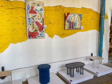 Üç sergilenen tablo ve mobilya ve nesnelerin yer aldığı zıt bir sanat odası. Bu alan bir galeri, stüdyo veya sanat okulu Kyiv, Ukrayna, 06-15-2024 olabilir.