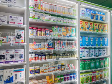 Ukrayna 'nın başkenti Kyiv' de bulunan çeşitli dondurulmuş ve dondurulmuş ürünlerle dolu iyi organize edilmiş bir soğutma dolabı. 06-15-2024