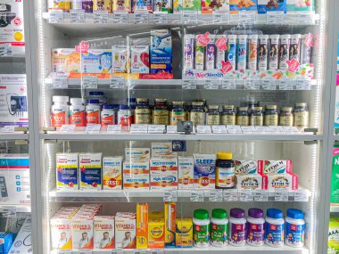 Kyiv, Ukrayna, 06-15-2024 tarihli Kyiv, Ukrayna 'ya ulaşmak için çeşitli takviye veya vitamin stokları, fiyatlandırma etiketleri ve cilt ürünleri için bir vitrin görüntüsü düzenlenmiştir.