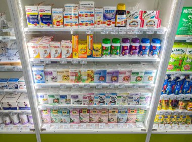 İçinde ilaç, vitamin, Kyiv, Ukrayna, 06-15-2024 vitaminleri içeren çeşitli sağlık ürünleri kutuları ve şişelerle dolu iyi stoklanmış bir eczane koridoru.