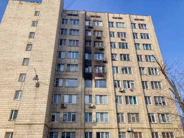 Yanmış bir daire, yanmış apartmanların sokak manzarası Kyiv, Ukrayna, 06-15-2024