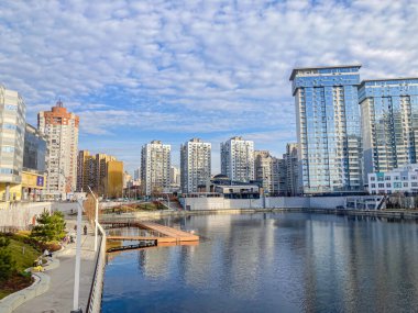 Şehir sahnesi, sakin bir gün, yüksek binalar, modern mimari, konut alanı, su yansıması, gezinti güvertesi, boş ya da sessiz an Kyiv, Ukrayna, 03-15-2024