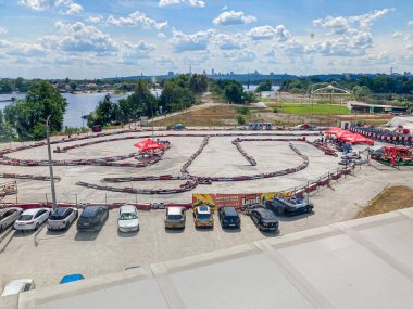 Bariyerler, araçlar, yeşillikler ve kısmi şehir arkaplanı Kyiv, Ukrayna, 06-15-2024