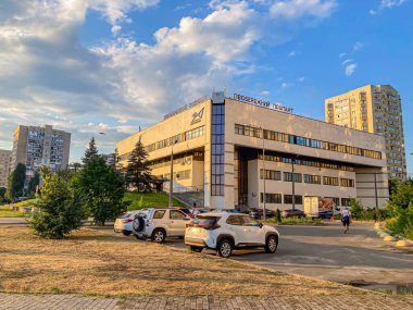 Şehir ortamında yansıtıcı pencereleri olan modern, çok katlı bir bina. Mimarisi modern, düz çatıları ve düz çizgileri olan, Kyiv, Ukrayna, 06-15-2024