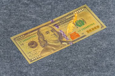 Altın desenli 100 Amerikan Doları banknot. Tasarım amaçlı siyah arkaplan. a