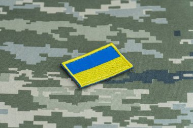 Ukrayna ordusunun askeri üniformasında Ukrayna bayrağı. Savaş ve silah malzemeleri kavramı. Pikselli ordu pettern militaria haki. Ukrayna ulusal sembolü ve savunma sembolü. Sarı-mavi