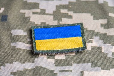 Ukrayna ordusunun askeri üniformasında Ukrayna bayrağı. Savaş ve silah malzemeleri kavramı. Pikselli ordu pettern militaria haki. Ukrayna ulusal sembolü ve savunma sembolü. Sarı-mavi