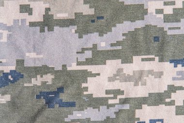 Bu yüksek kaliteli görüntü, askeri tasarımlardan esinlenilmiş kusursuz bir kamuflaj deseni sergiliyor. Toprak tonlarının, koyu yeşilliklerin ve soluk grilerin karışımından oluşan bu gerçekçi desen dış büyü için mükemmel.