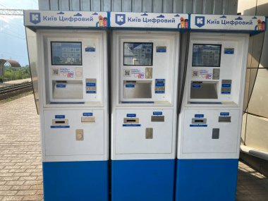 Üç dijital otomatın resmi, kart ödemelerini kabul ediyor, kapalı bir kamu ortamında muhtemelen bir ulaşım merkezinde. Çevre bilet veya p Kyiv, Ukrayna 06-02-2024 öneriyor.
