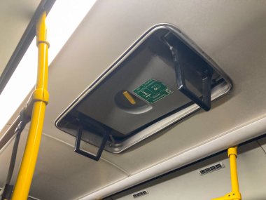 Aşağıdaki bütür kompartıman görüntüsü, muhtemelen bagaj depolama alanı. Geri çekilebilir kayışlı korkuluk ya da bagaj sürgüsü, Wi Kyiv, Ukrayna 06-02-2024 ayarları için.