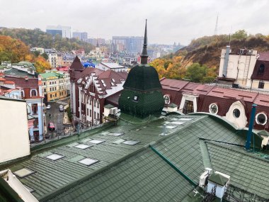 Yüksek görüş açısına sahip kentsel manzaranın panoramik bir görüntüsü, Avrupa mimari tarzında çeşitli binalar, belirgin yeşil kulesi veya Stan Kyiv kulesi, Ukrayna 06-02-2024