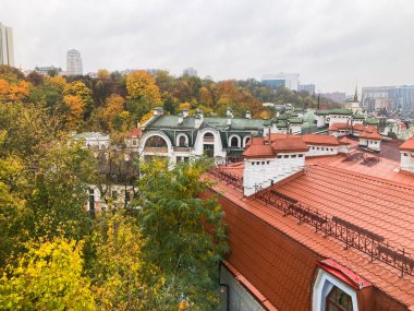 Sonbahar yeşillikleriyle panoramik manzara, konut binaları ve modern gökdelen Kyiv, Ukrayna 06-02-2024