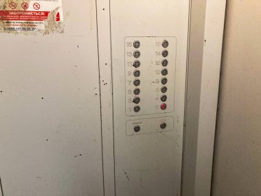 Kırmızı düğme de dahil olmak üzere etiketli düğme ve düğmeleri olan beyaz bir kontrol panelinin yakın plan görüntüsü odaklanmış, kısmen belirsiz güvenlik talimatları Kyiv, Ukrayna 11-02-2024