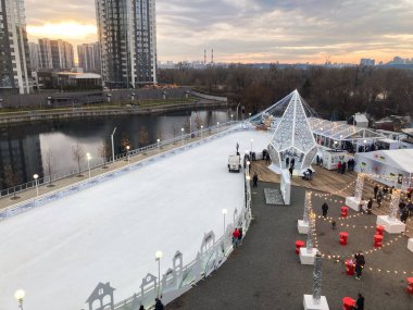 Nehir boyunca uzanan panoramik manzara, soğuk hava, turuncu gökyüzü, beton yol, sokak lambaları, t Kyiv, Ukrayna 11-02-2024