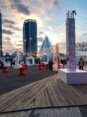 Bir açık hava pazarında ya da panayırda festival sahnesi, muhtemelen bir Noel pazarı ya da şehir festivali. Sahnenin ışıkları, büyük bir geometrik dekorasyonu, Ukrayna 11-02-2024 yılındaki Kyiv 'i anımsatan yapıları var.