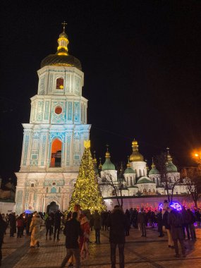 Büyük bir Noel ağacı ve daha küçük ağaçlarla aydınlatılmış bir Doğu Ortodoks katedralinin gece sahnesi Ukrayna 'nın başkenti Kyiv' de 11-02-2024 kutlamaları için toplandı.