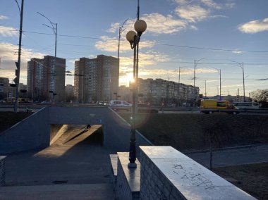 Gün doğumunda ya da batımında kentsel manzara, şehrin altyapı ve binalarının yüksek görüş açısı, araçlı cadde, çok katlı konut binaları, elektrik hattı Kyiv, Ukrayna 11-02-2024