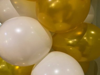 Gümüş ve altın metalik balonlar kümelenmiş, derinlik çeşitli mesafeler tarafından oluşturulmuş, yansıtıcı kalite, muhtemelen folyo malzeme, odak arkaplan dışında, metin yok, düz fotoğraf tarzı odaklanma