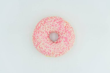 Renkli, parlak bir çörek resmi. Pembe jöleli ve açık arkaplanda serpiştirilmiş.