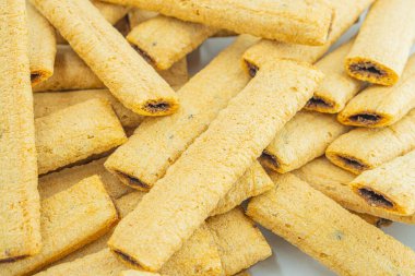 Görünür dolgusu olan bir yığın altın kahverengi hamur işi resmi, aşçılık amacıyla sergileniyor.