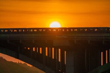 Görüntü, demiryolu taşıma arteri görevi gören birden fazla kemerli uzun ve beton bir köprüyü gösteriyor. Yapının destek için sağlam sütunları var ve Ukrayna 'nın fro Kyiv, 06-17-2024