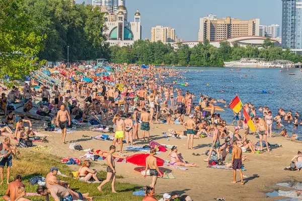 Modern mimari, peyzaj, oturma alanları ve eğlence faaliyetleri için çeşitli tesislere sahip canlı, iyi tasarlanmış bir liman bölgesi. Sahne Kyiv, Ukrayna 06-17-2024 teknesini içeriyor.