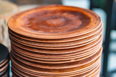 Yuva bebekleri gibi dizilmiş tahta kaseler görünür tahıl desenli sert tahtadan yapılmış yığın loş aydınlık, yumuşak gölgeler ve parlatılmış bitiş noktasını vurguluyor.