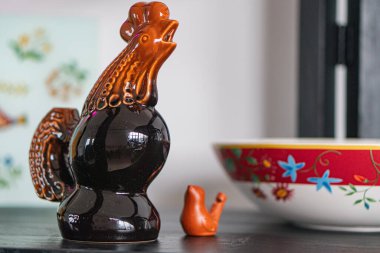 Ukrayna, Kırım, Antik Yunan ve İskitli kültürler Kyiv, Ukrayna 03-01-2025 'i resmeden koyu renkli tavuk heykelciği ve daha küçük kopyaları içeren seramik nesnelerin bir koleksiyonunun resmi