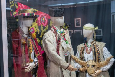 Bu resimde Ukrayna, Kırım Tatar, Antik Yunanca ve İskitçe olmak üzere dört farklı kültüre ait geleneksel kostümler sergilenmektedir.