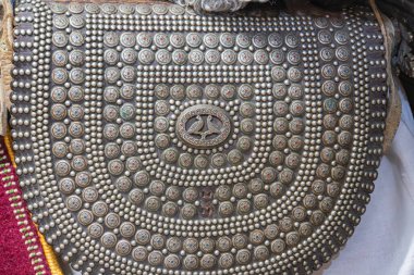 Merkezi çiçek desenli bir boncuk ya da zırh parçası Kökenleri antik Yunan, İskit kültürleri ve Ukrayna Kırım geleneklerinde olabilir. Cra Kyiv, Ukrayna 03-01-2025