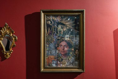 Ukrayna, Kırım, Antik Yunan veya İskitya kültürüyle olası bağları olan karmaşık bir sanat eseri, resim, sembol ve metinlerden oluşan karmaşık bir kolaj içeriyor, katmanlı Kyiv, Ukrayna 03-01-2025