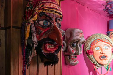 Ukrayna 'dan geleneksel maskelerin sergilenmesi, Kırım' dan ve İskitler ve Yunanlılar gibi antik kültürlerden etkilerin sergilenmesi her maskenin kendine özgü özellikleri vardır.