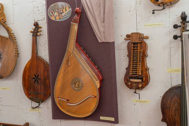 Antik Yunan 'dan Hıristiyan öncesi İskitlere kadar uzanan tarihi müzik enstrümanlarının sergilendiği bir sergide Kyiv, Ukrayna 03-01-2025' in modern bir kopyası yer alıyor.