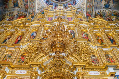 Resim, Ukrayna veya Kırım 'dan olma potansiyeli yüksek tarihi bir simgenin zengin bir ikonografisi ile iç kilise görünümünü resmediyor. Mimari ve ikonografi Kyiv, Ukrayna 03-01-2025