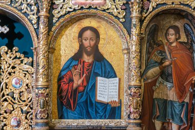 Bu resim muhtemelen Doğu Ortodoks etkisine sahip bir Hıristiyan resmine benziyor. İsa 'ya benzeyen merkezi bir figür, dekoratif çerçeveler ve vi Kyiv, Ukrayna 03-01-2025