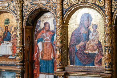 Resim, Kyiv, Ukrayna 03-01-2025 'in temel boyutlarını oluşturmak için atılan ilk adımlarla, iyi durumdaki dekoratif bir ikon resmini tasvir ediyor.