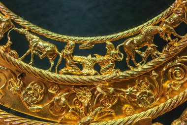 Görüntü, muhtemelen antik Ukrayna, Kırım, Yunan ya da İskit kültürlerinden gelen binicilik temalı altın bir eser sunuyor. Karmaşık bir şekilde tasarlanmış, possi Kyiv, Ukrayna 03-01-2025