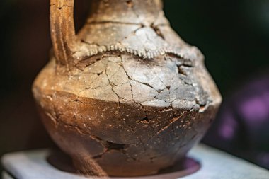 Kaba desenli ve kırmızımsı kahverengi renkli antika bir çömlek, Ukrayna, Kırım veya Ukrayna 'nın Ukrayna 03-01-2025 kentindeki faydacı bölgelerden olabilir.