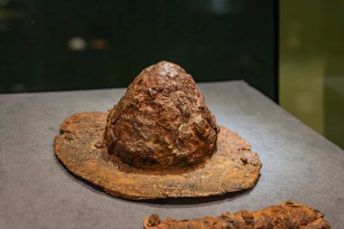 Görüntü, Ukrayna, Krim, Antik Yunan ya da Scytho-Antantik kültüründen gelen arkeolojik bir eseri gösteriyor. Küresel şekilli kurşun bir nesne. Kyiv, Ukrayna 03-01-2025