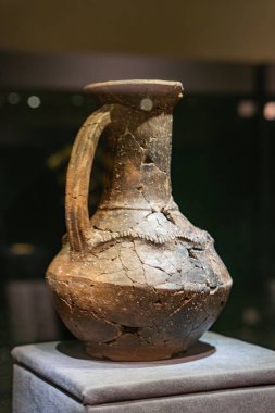 Bu resim, antik Yunan ya da İskitçi tarzlarıyla ilişkilendirilebilecek basit, biraz muğlak bir tasarıma sahip orta boy bir hasırı gösteriyor. Paspasın merkez kısmında Kyiv, Ukrayna 03-01-2025