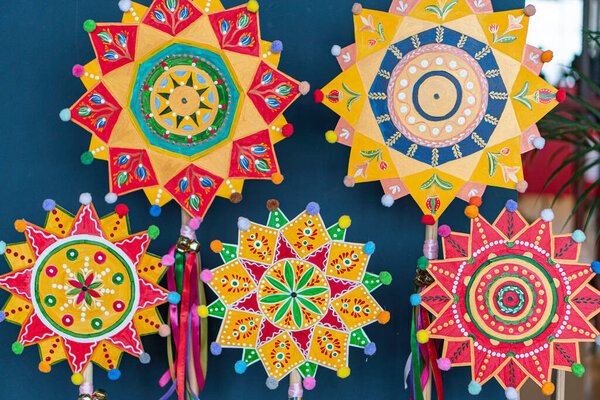 Изображение демонстрирует традиционные украинские пасхальные яйца с замысловатыми узорами и культурным значением Известные своими симметричными узорами, они символизируют жизнь, ф Киев, Украина 03-01-2025