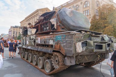 Görüntü zırhlı personel taşıyıcı APC 'yi gösteriyor. Muhtemel savaş kaynaklı. Eski bir model ya da kötü hava koşullarına maruz kalmış.