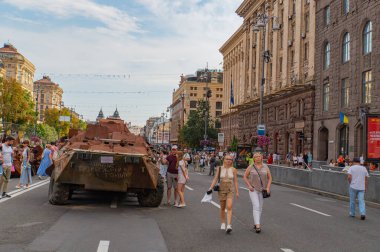 Görüntü, Ukrayna 'da askeri operasyonlar veya Kyiv, Ukrayna 08-24-2024 olaylarıyla ilgili şehir merkezinden geçen zırhlı personel taşıyıcı APC konvoyu gösteriyor.