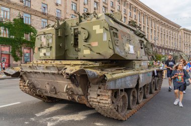 Görüntü zırhlı personel taşıyıcı APC 'yi gösteriyor, muhtemelen BTR-70 ya da farklı bir model, Rus-Ukrayna çatışması sırasında Kyiv, Ukrayna 08-24-2024