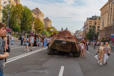 Görüntü şehir ortamında bir tank gösteriyor, muhtemelen taktiksel bir manevra ya da geçit törenine katılmış Sivil etkileşim görülüyor. Görüntü Rusya Kyiv, Ukrayna 08-24-2024 ile bağlantılı olabilir.